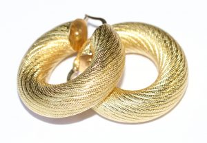 χρυσό σκουλαρίκι